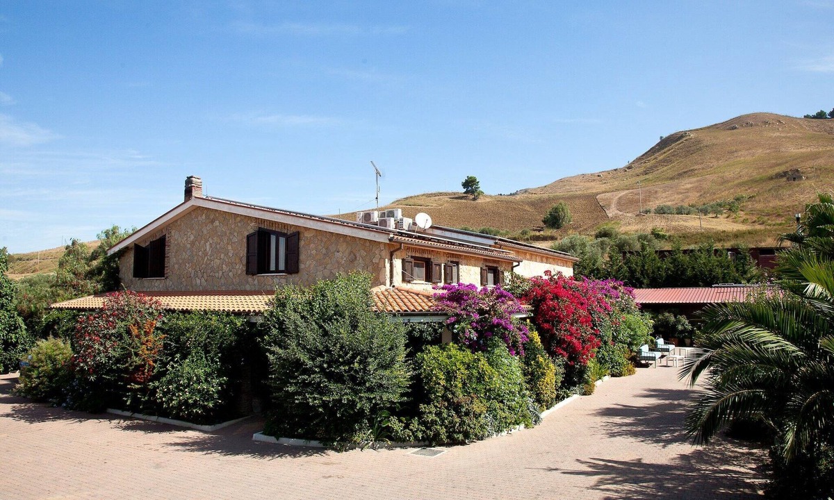 Alia House | Central holiday home with pool