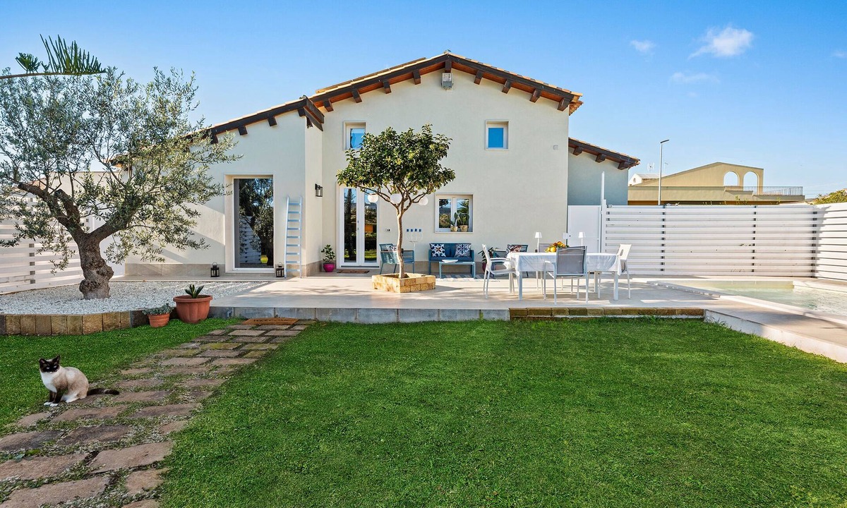 Chiusa di Carlo House | Charming Sicilian Villa. 3BR/3BA with Private Pool and Garden, Close to Beaches.