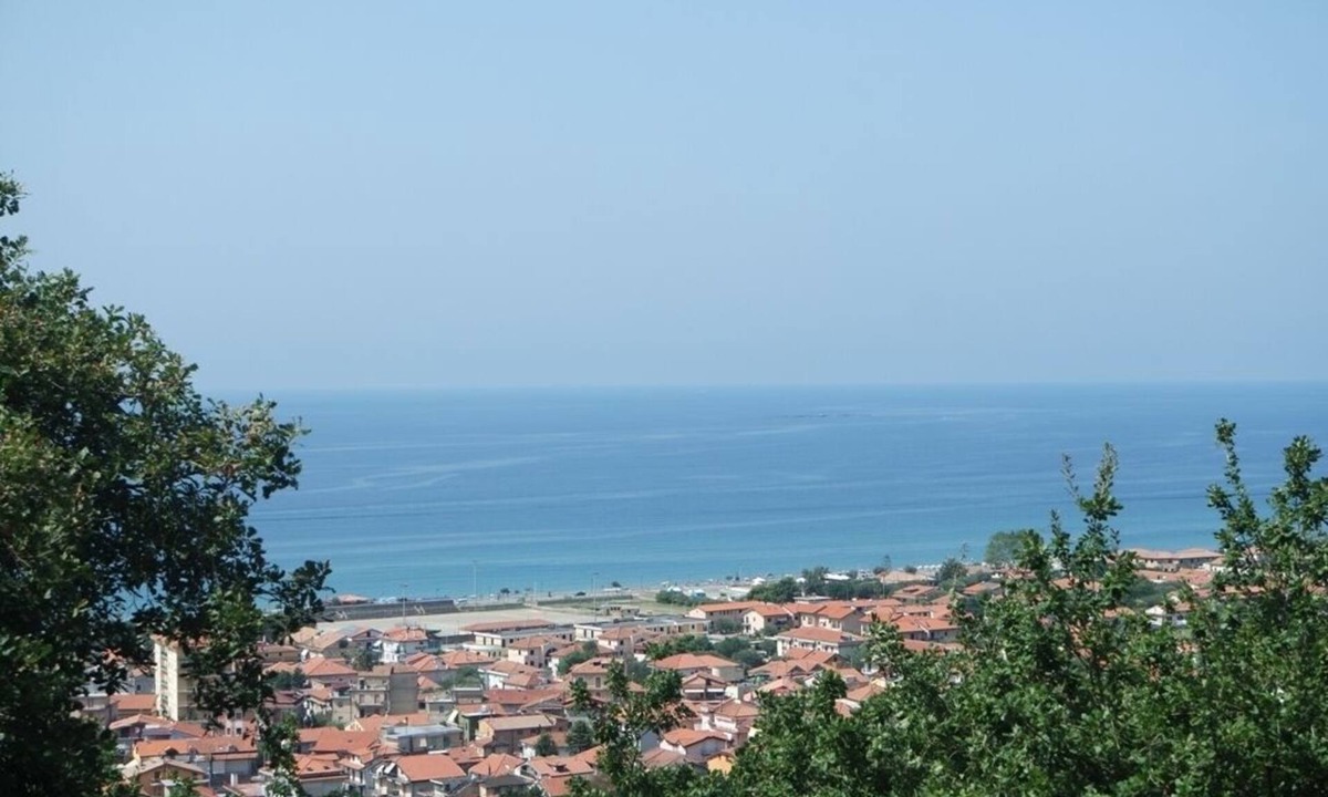 Ascea Cabin | Comfortable holiday home with international sea views and countryside views