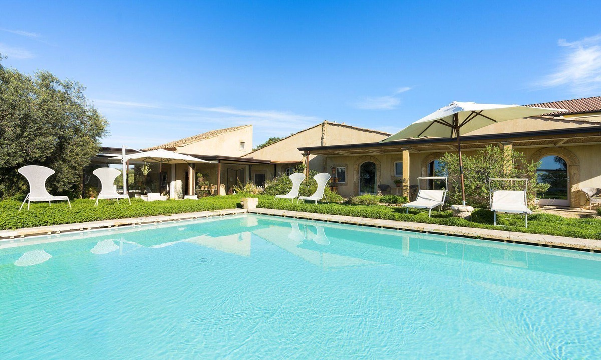 Caltagirone Villa | Converted farmhouse, nestled in nature, with pool
