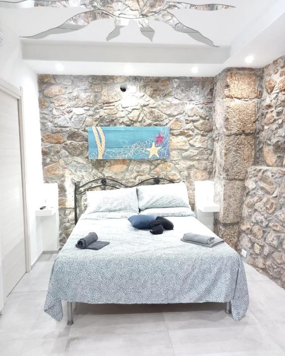 Old Town Apartment | Cortile delle mura