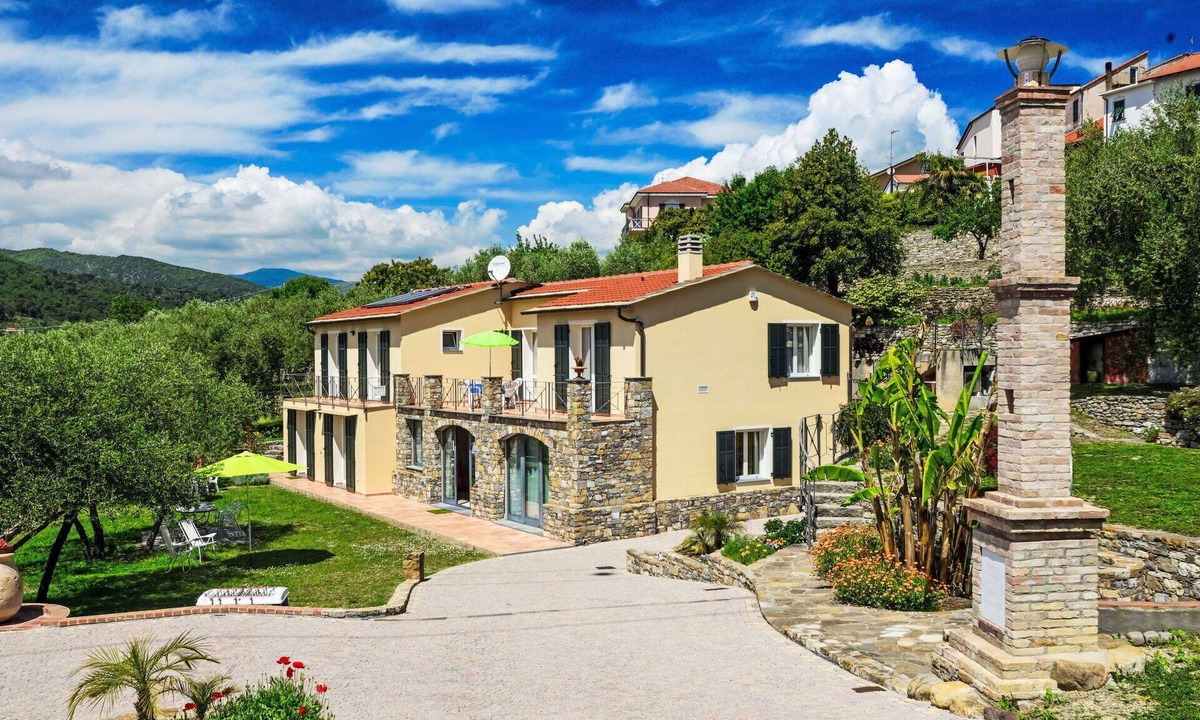 Costa dʼOneglia Villa | Cosy apartment in villa for 4 guests with WIFI, A/C, TV, patio and pets allowed