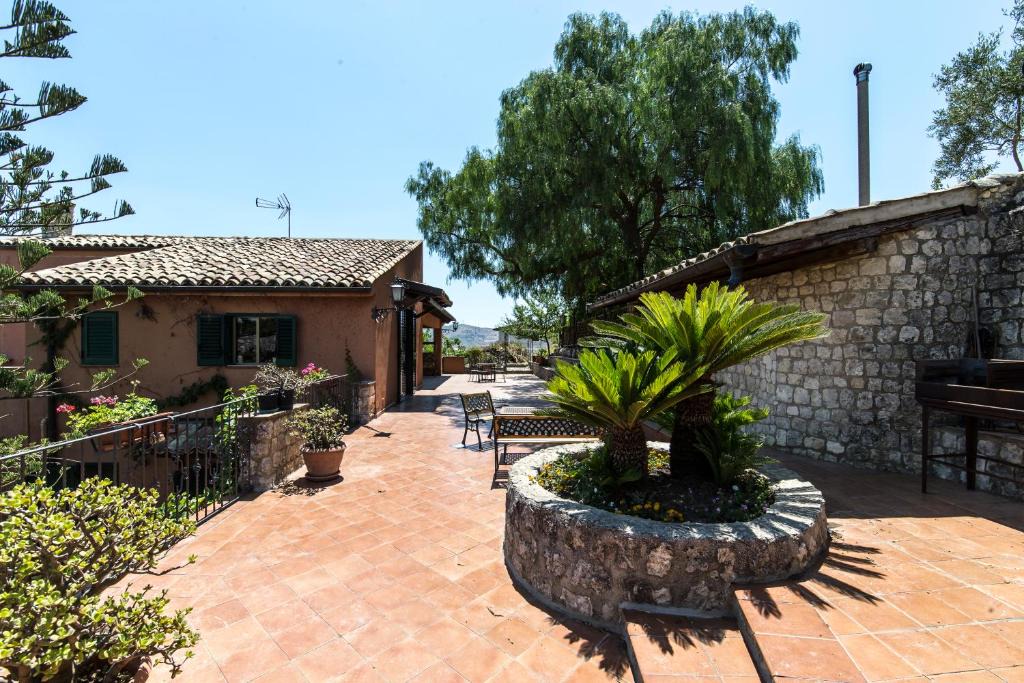 Favara Villa | Country Sicily Home- Intera Villa
