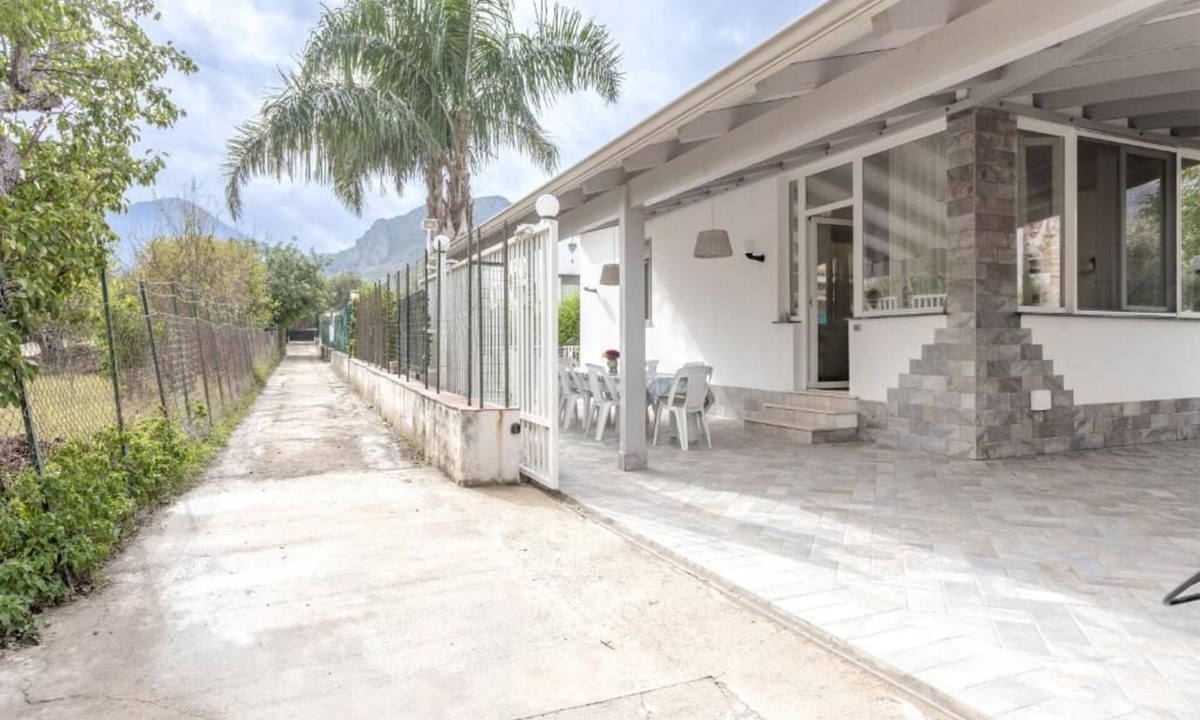 Carini House | Cozy detached cottage with outdoor spaces. Ideal for families.