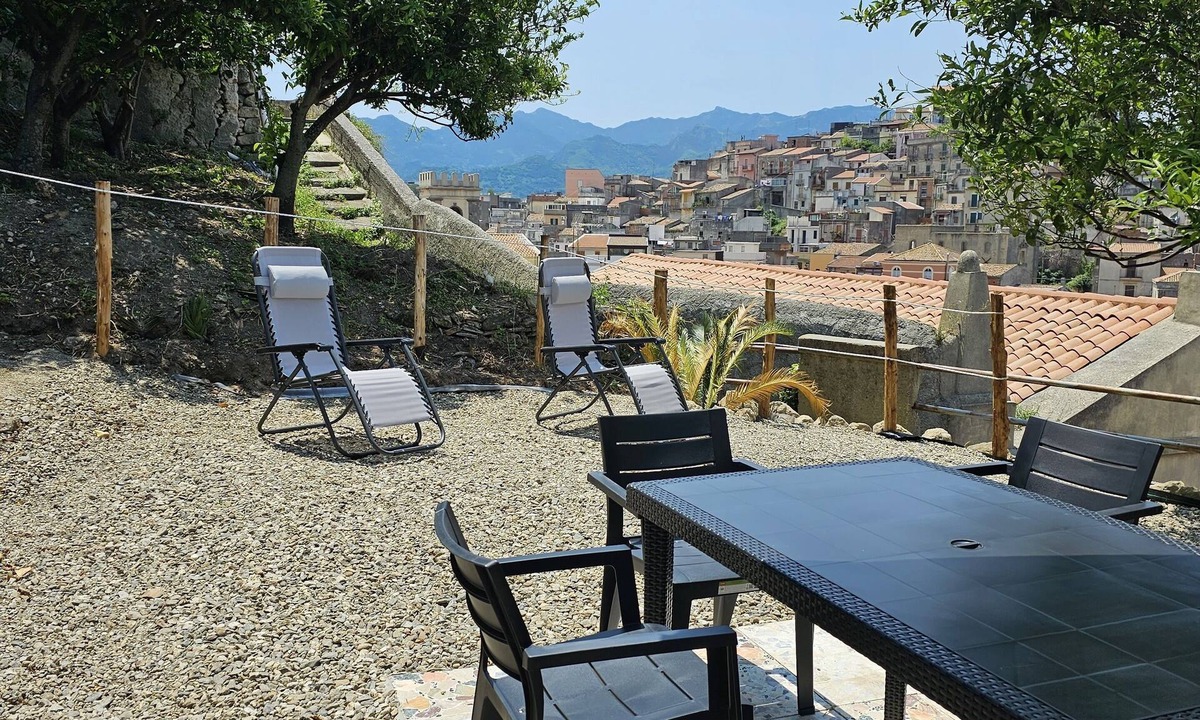 Monforte San Giorgio House | Cozy historic house with garden and view