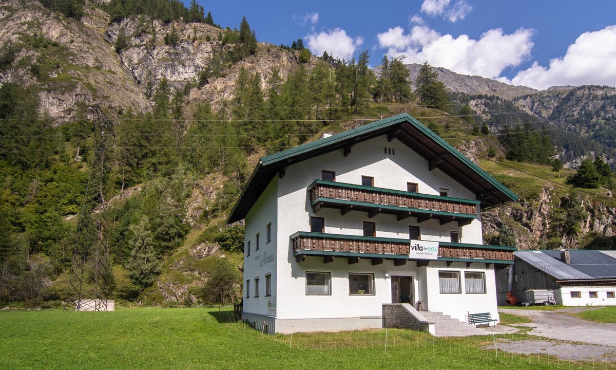 Huben House | Detached house with ski and bicycle shed