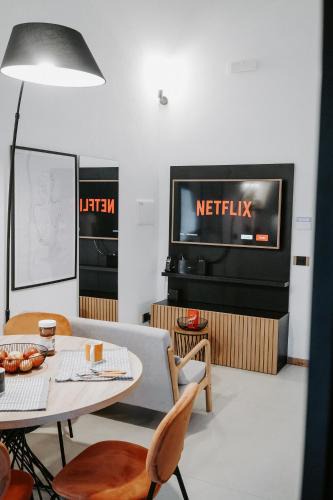 Marigliano House | Dislocati BnB - Jacuzzi privata - Cucina - TV60" - Minimal Luxury
