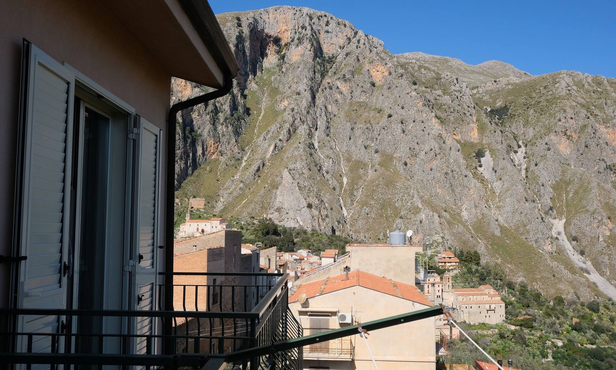 Isnello Apartment | Dolce-Vista, close to great hiking trails and the sea!
