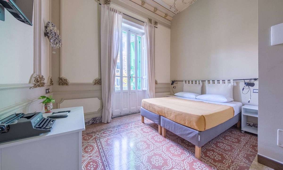 Messina Apartment | Epoque Room '1922' with Balcony