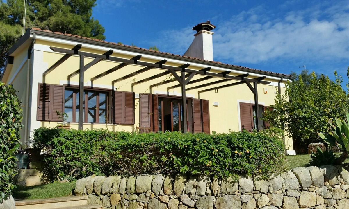 Fontane Bianche Villa | Family Villa By The Beach With a Big Garden, Sea Views and Private Parking