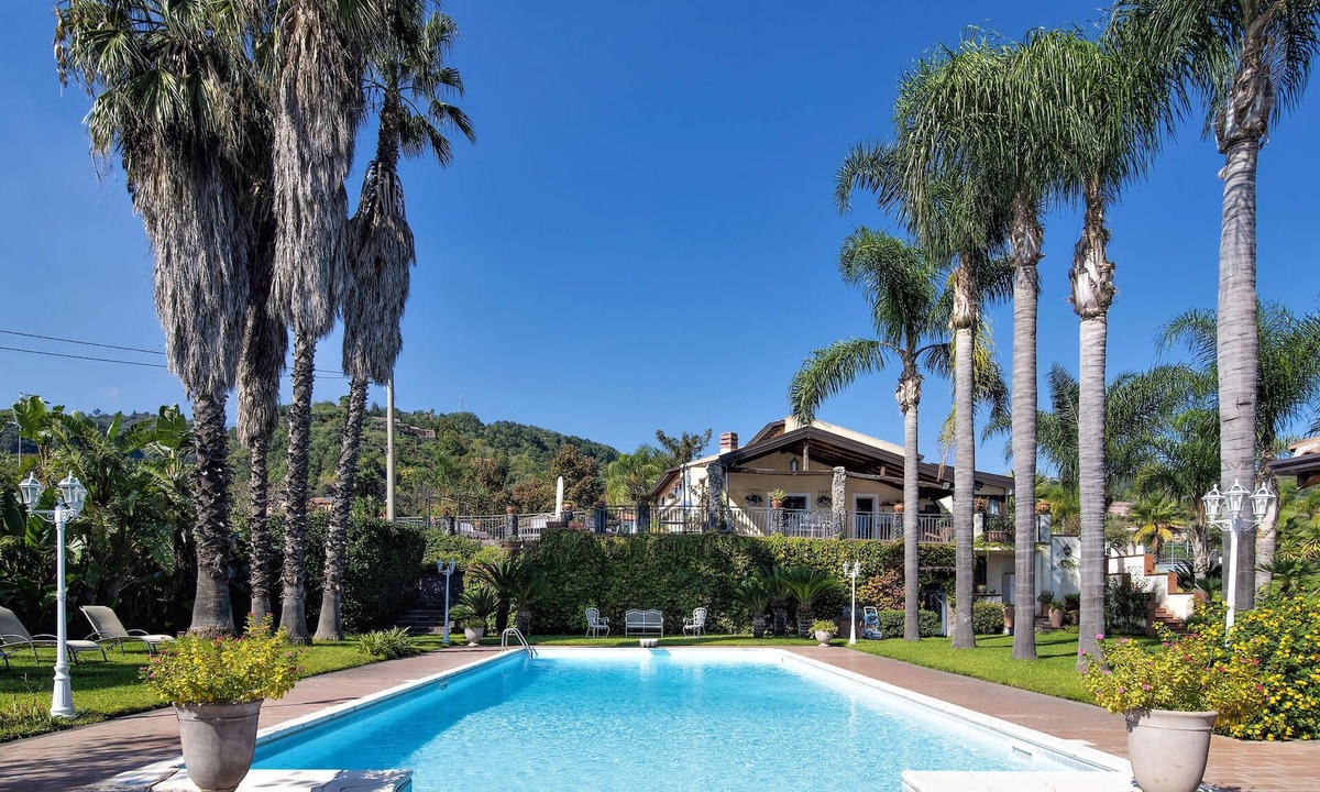 Macchia House | Fantastic vacation home with paradisiacal garden at the foot of the volcano Etna.