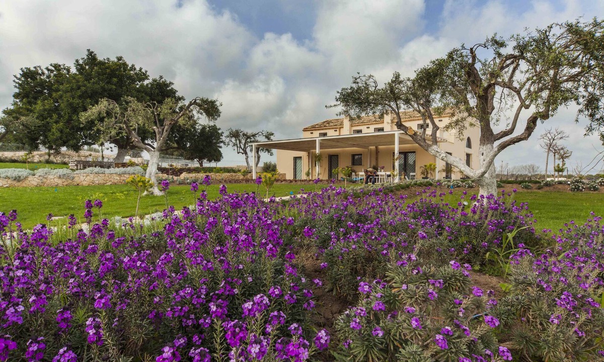 Avola Villa | Fully staffed property with pool, lemon grove and direct access to the beach