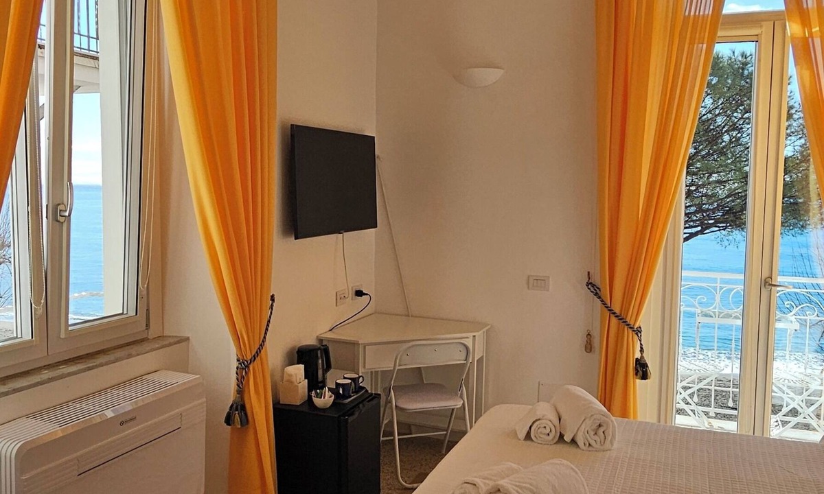 Maiori Resort | Galene - beachfront Costa d'AmalfinnCharming double bedroom with seaview balcony