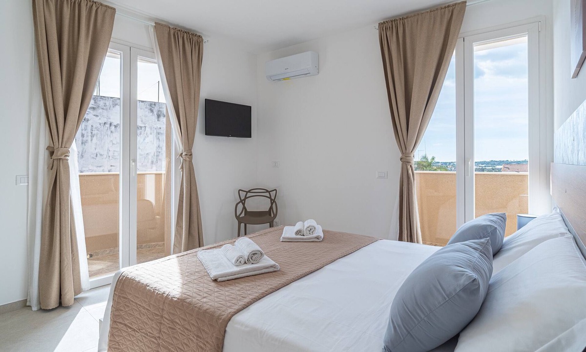 Portopalo di Capo Passero Apartment | Giualè Portopalo '7' with Sea View, Wi-Fi and Air Conditioning