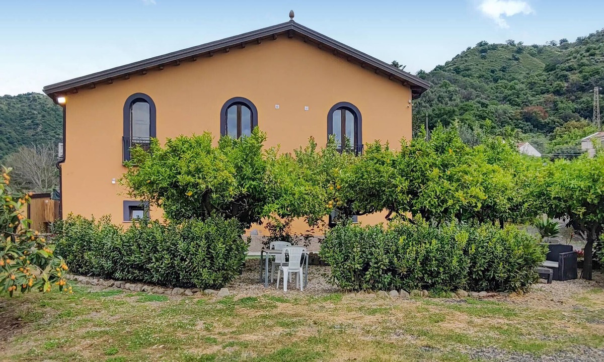 Mitogio House | Gorgeous home in Motta Camastra