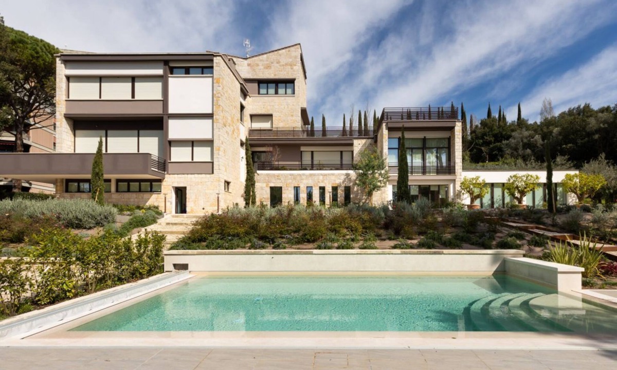 Perugia Apartment | GuestHost - Cozy apartment equipped with all comforts to accommodate up to 6 people, with two bedrooms and two bathrooms. The accommodation is located in a modern condominium complex with a shared swimming pool and enjoys a pleasant view of the shared ga