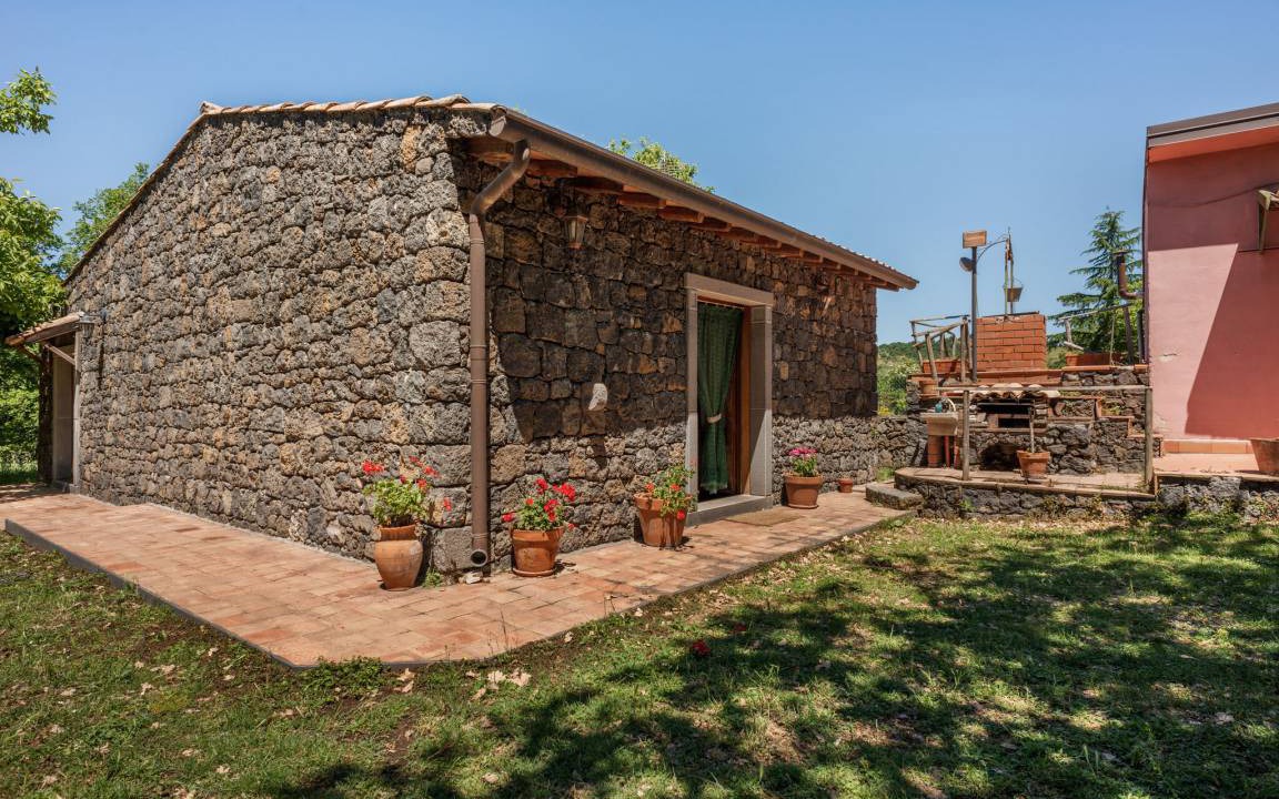 Maletto House | Hill-View Villa in Maletto with Garden