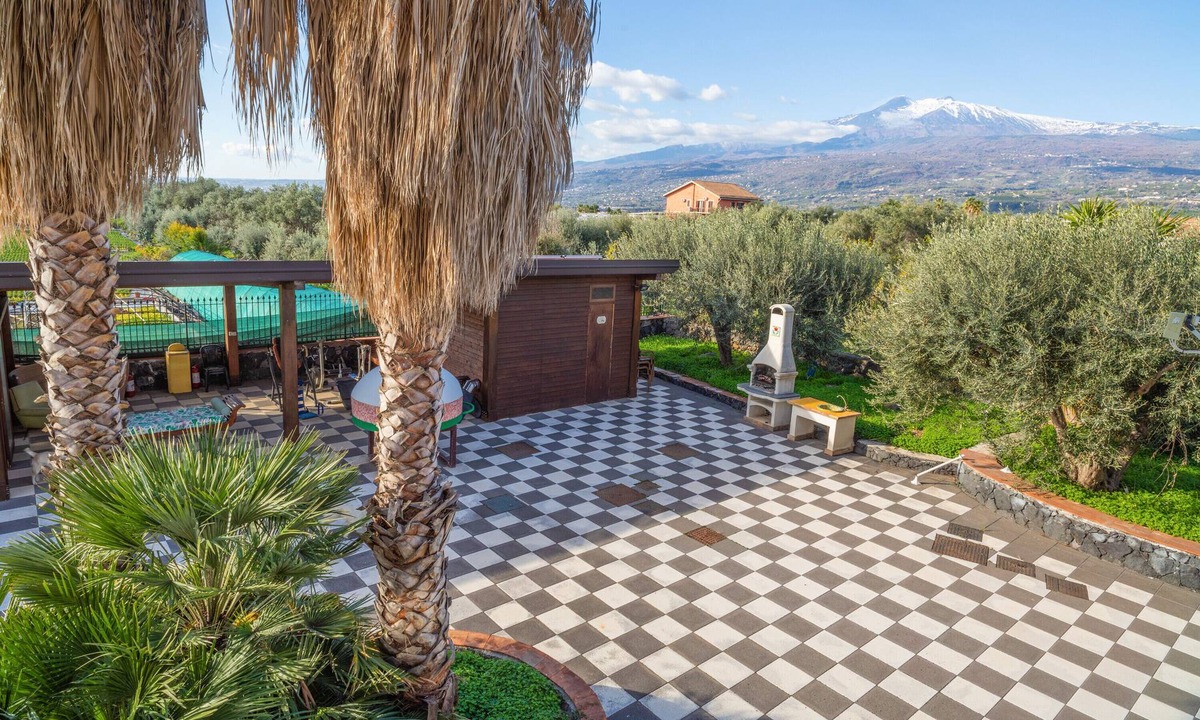 Calatabiano Apartment | Holiday Apartment "Casa Orchidea" with Sea View, Shared Pool & Terraces