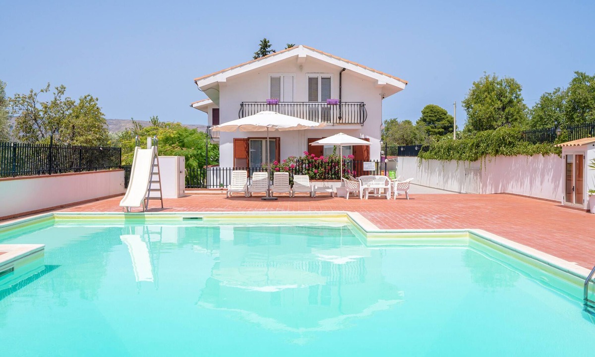 Noto Marina Apartment | Holiday Apartment 'Mini Appartamento In Villa' with Shared Pool, Shared Garden & Wi-Fi