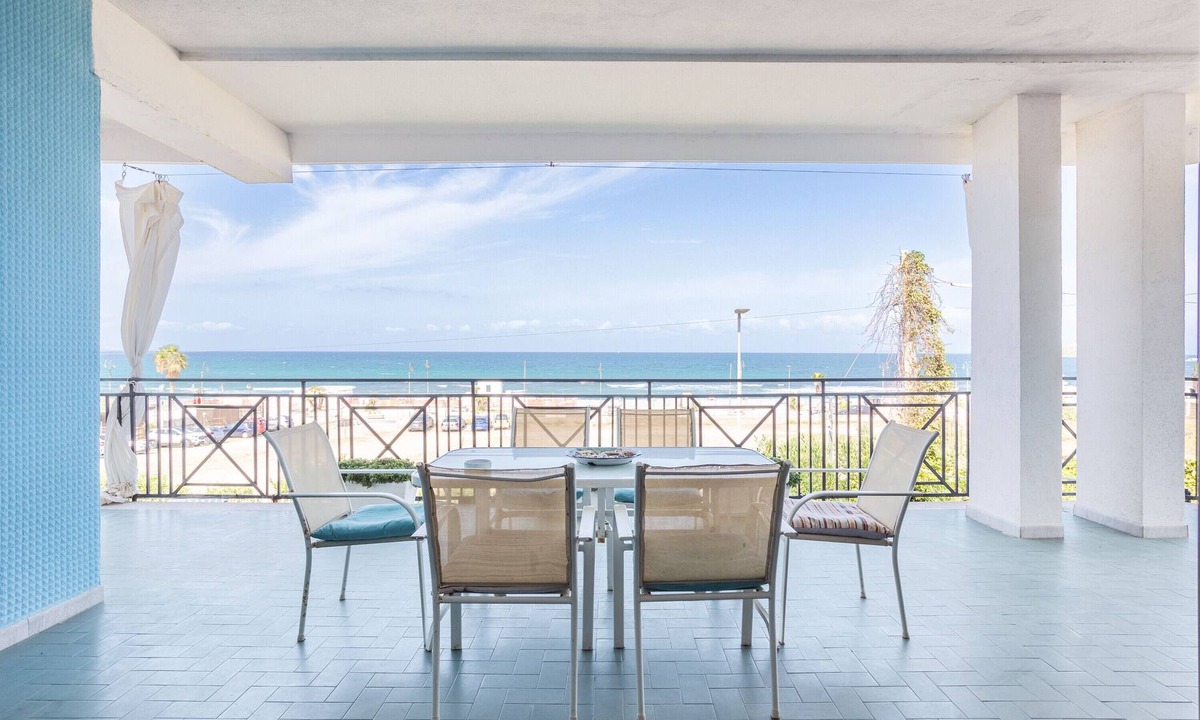 Isola delle Femmine House | Holiday Home 'Villa Le 2 Palme' with Sea View, Wi-Fi and Air Conditioning