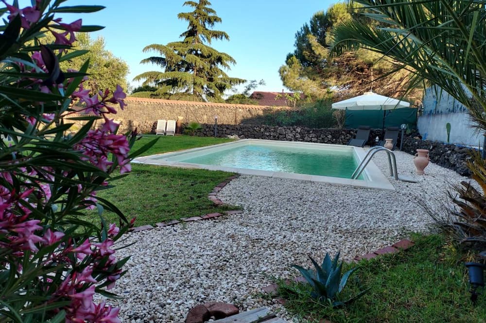 Nicolosi House | Holiday Home 'Blue Green' with Mountain View, Private Pool and Wi-Fi