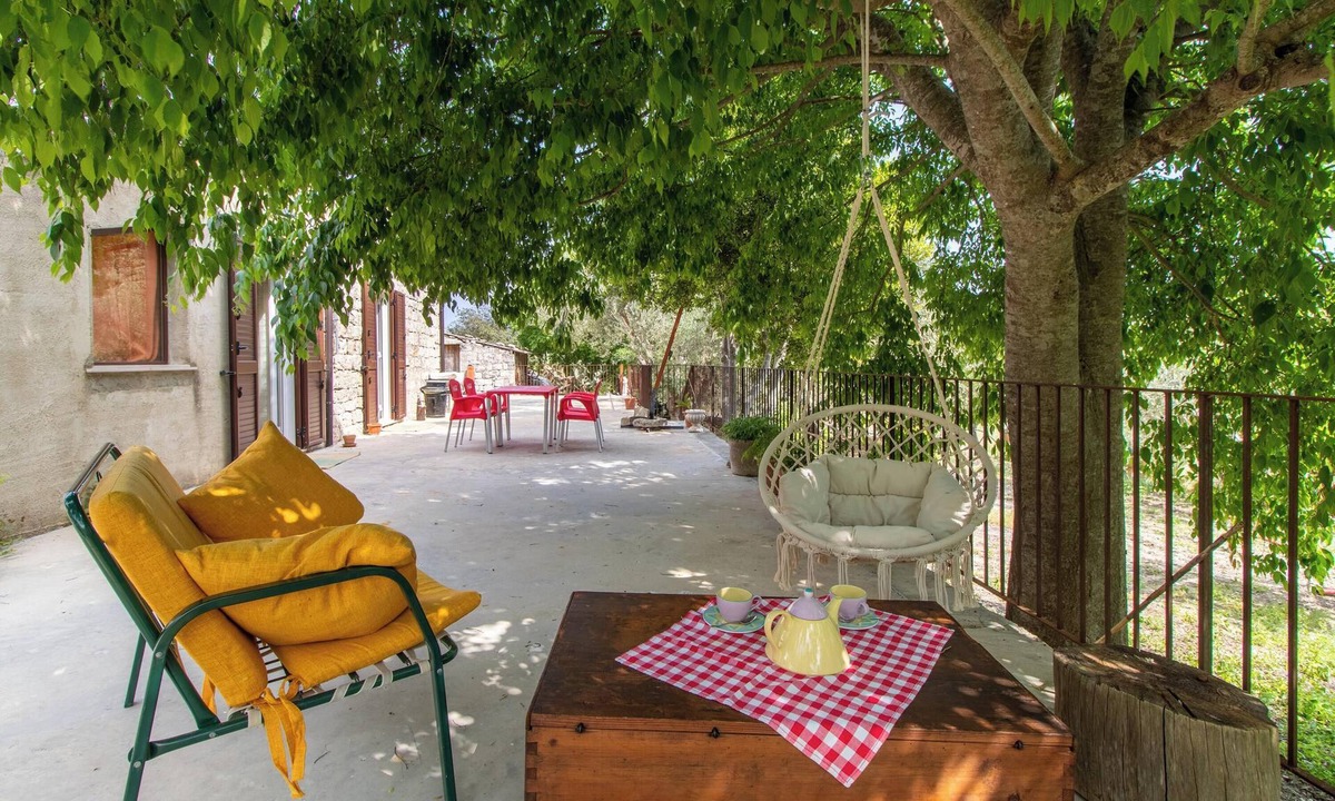 Campanella-Gianforma House | Holiday Home 'Casa Il Carrubbo' with Garden, Terrace & Wi-Fi