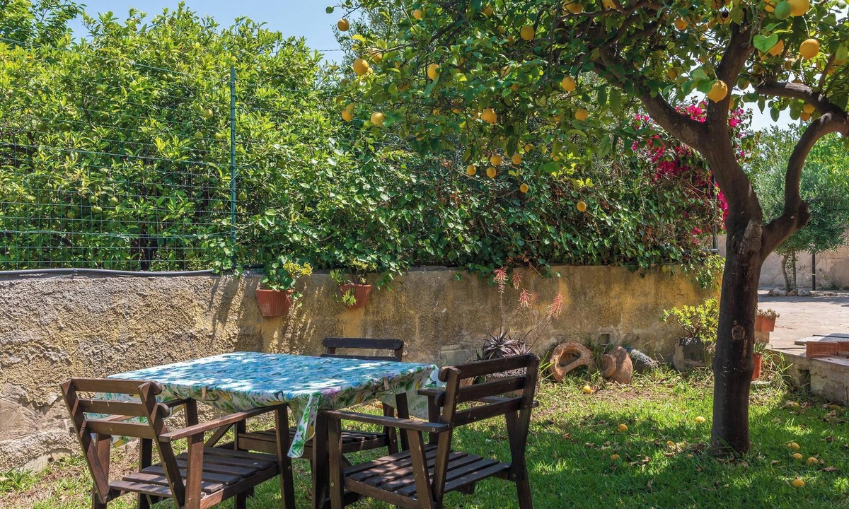 Falaride House | Holiday Home 'Casale Siculo' with Wi-Fi, Garden and Terrace