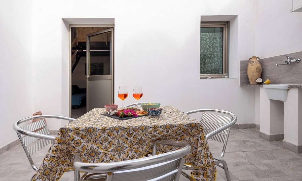 Menfi House | Holiday Home 'Francesca' close to City Centre with Garden & Air Conditioning