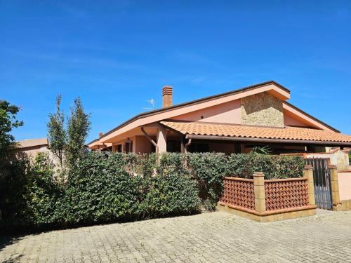Solfarelli House | Holiday Home Helle mediterrane Villa mit Veranda und Garten by Interhome