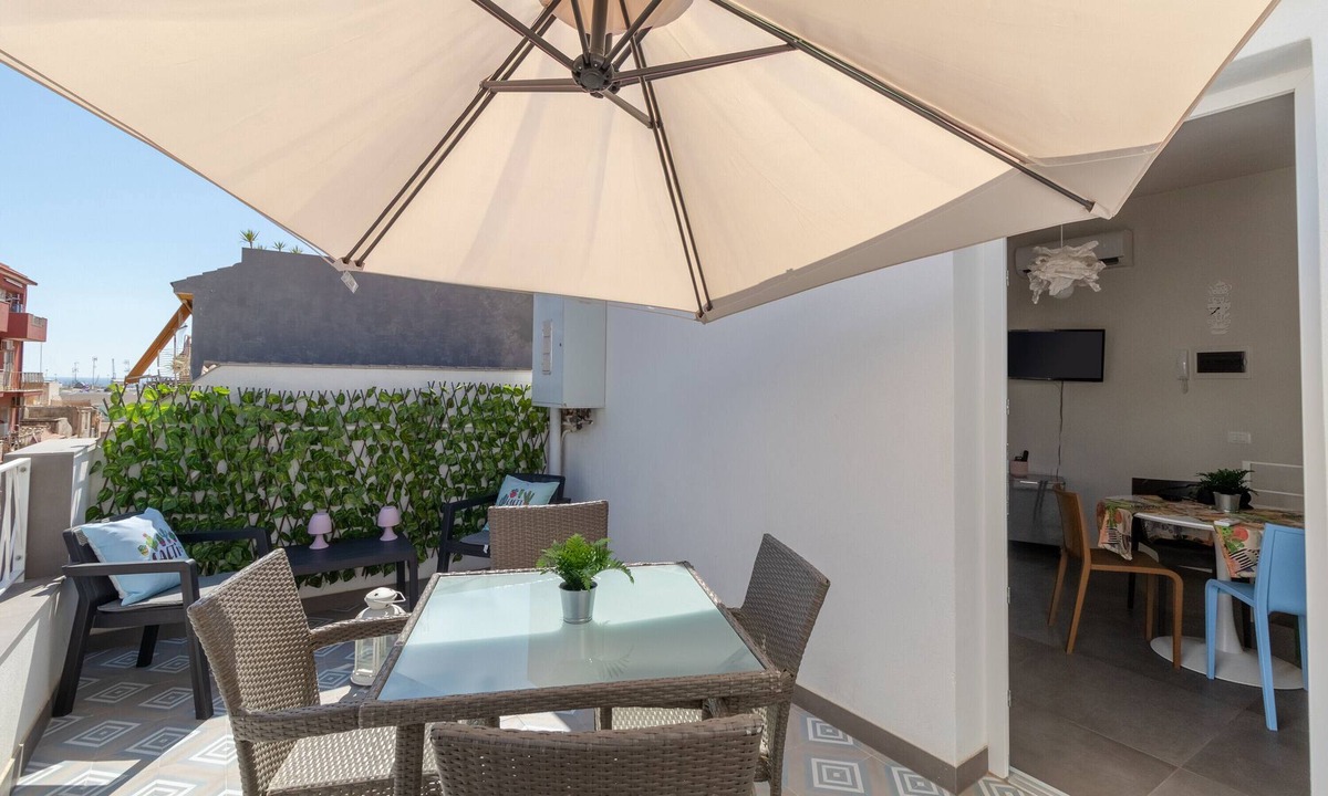 Pozzallo House | Holiday Home "La Dimora della Luna" with Sea View, Terrace & Wi-Fi