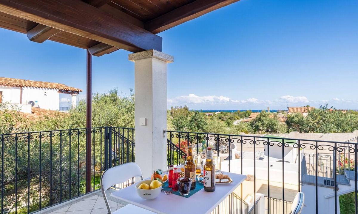 Torre di Bari House | Holiday Home 'Loredana' with Sea View, Wi-Fi and Air Conditioning