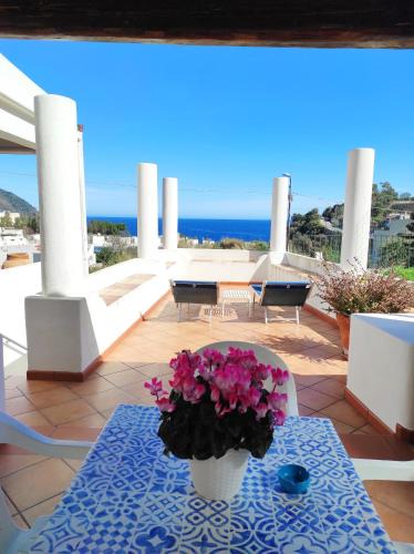 Lipari Historic Centre Apartment | Holiday home Mennulita