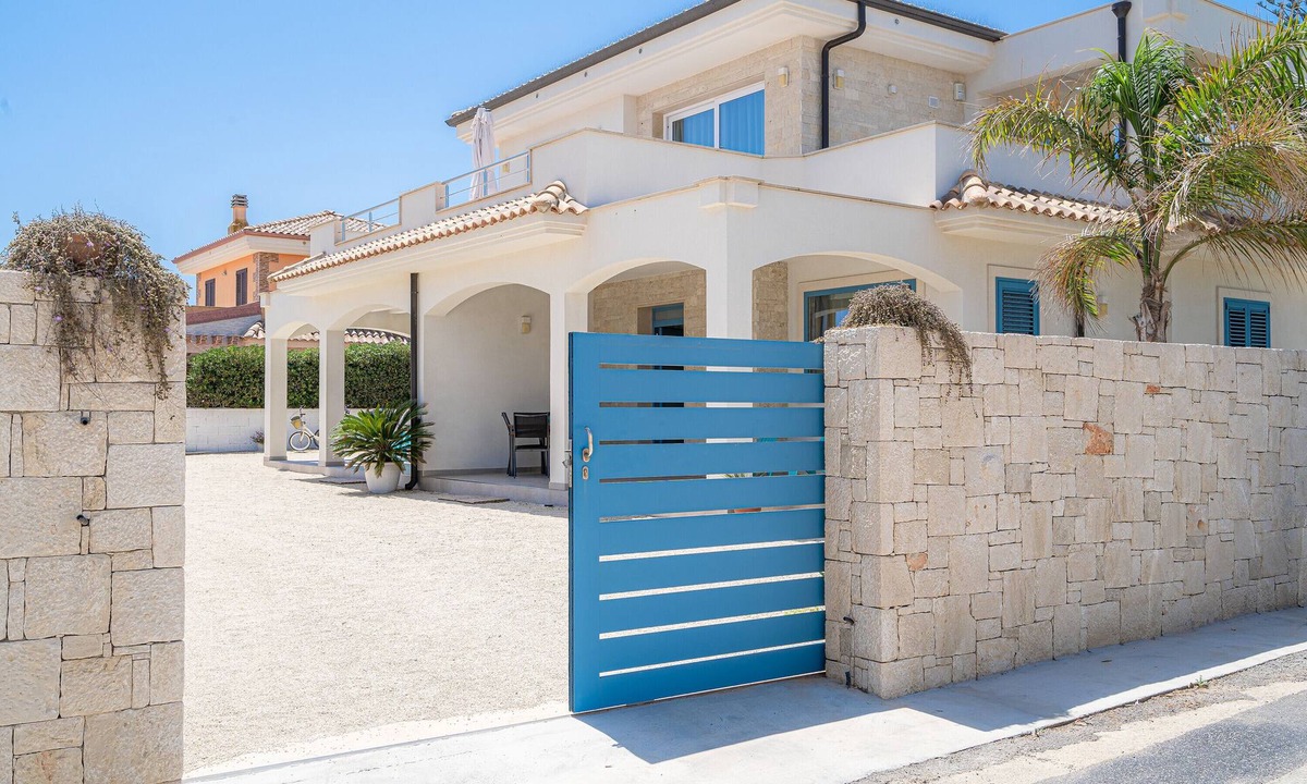 San Lorenzo House | Holiday Home "MisMar 2" with Sea View, Garden & Wi-Fi