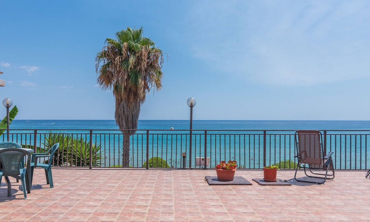 Gallina House | Holiday Home 'Villa Nave da Crociera' with Sea View, Garden & Wi-Fi