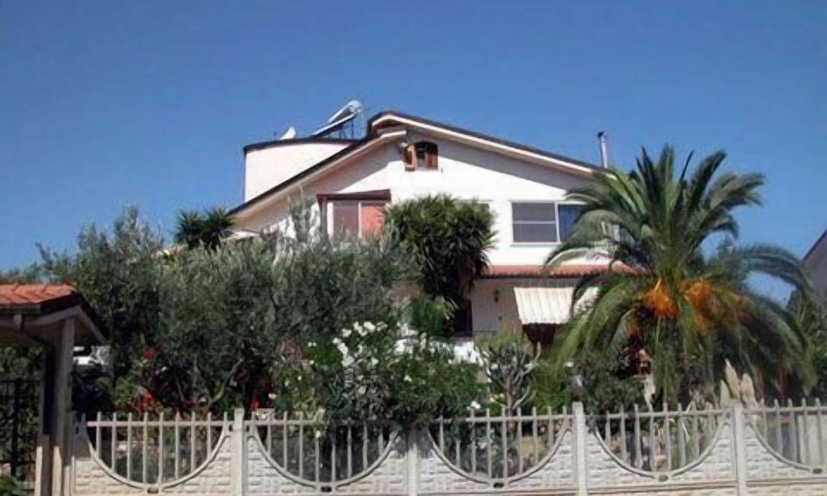 Montepaone House | Holiday house 'Cubicula' with private parking space
