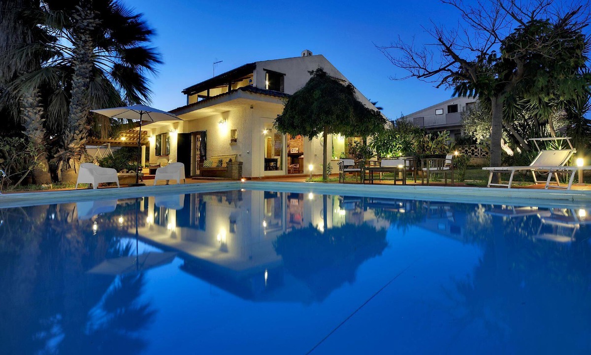 Marina di Ragusa House | Holiday house Marina di Ragusa for 1 - 12 persons with 4 bedrooms - Luxury holiday home