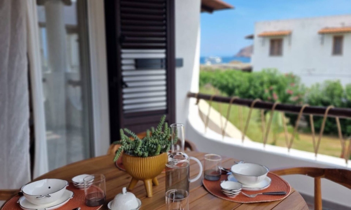 Vulcano Porto House | Hot water beach vacation home Obsidian Red Elegant suite