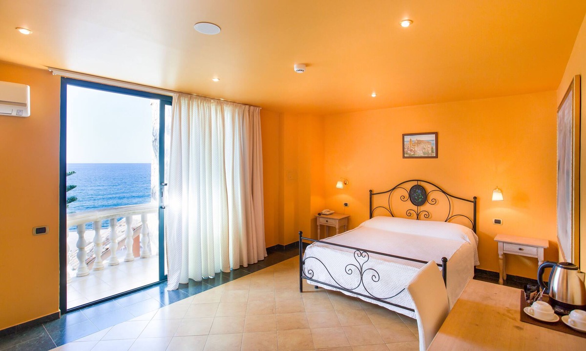 Santo Stefano di Camastra Hotel | Hotel La Playa Blanca