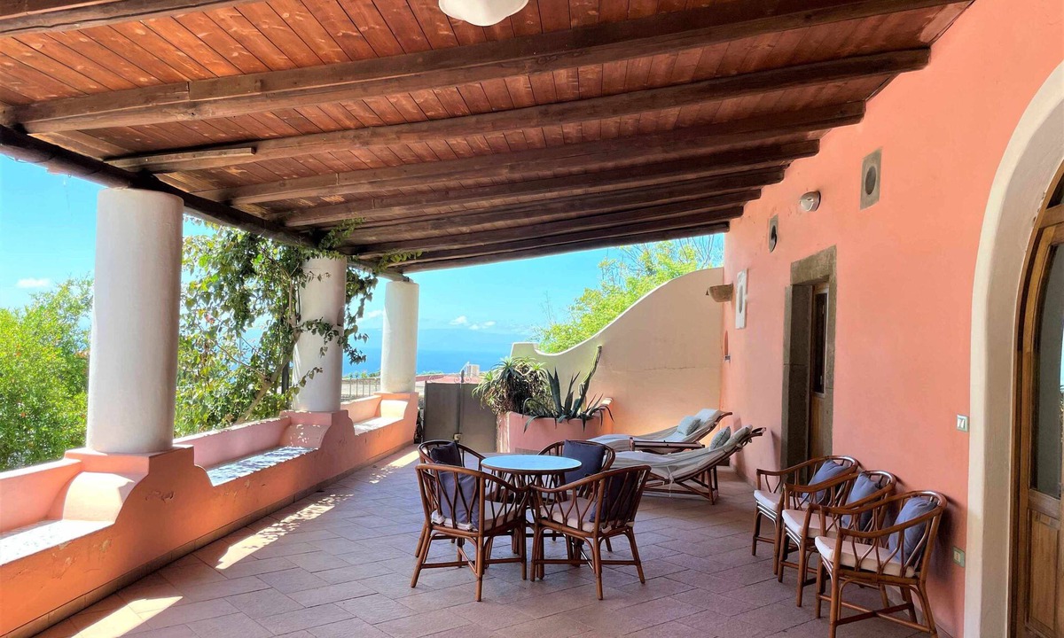 Leni House | House I 10 Puleri, among the malvasia vineyards