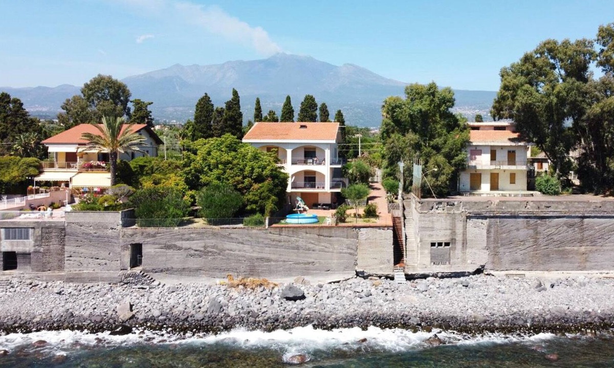 Archi House | House inside a private property with direct beach access.