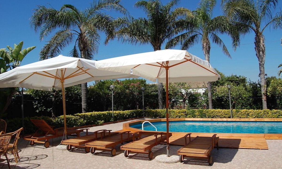Isola House | House with private tennis court, pool, 300m to the beach, WiFi, air conditioning
