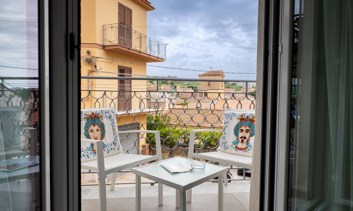 Caccamo Apartment | 'Il Cortile Holiday House – Modern Suite' Apartment with Balcony, Wi-Fi & Air Conditioning