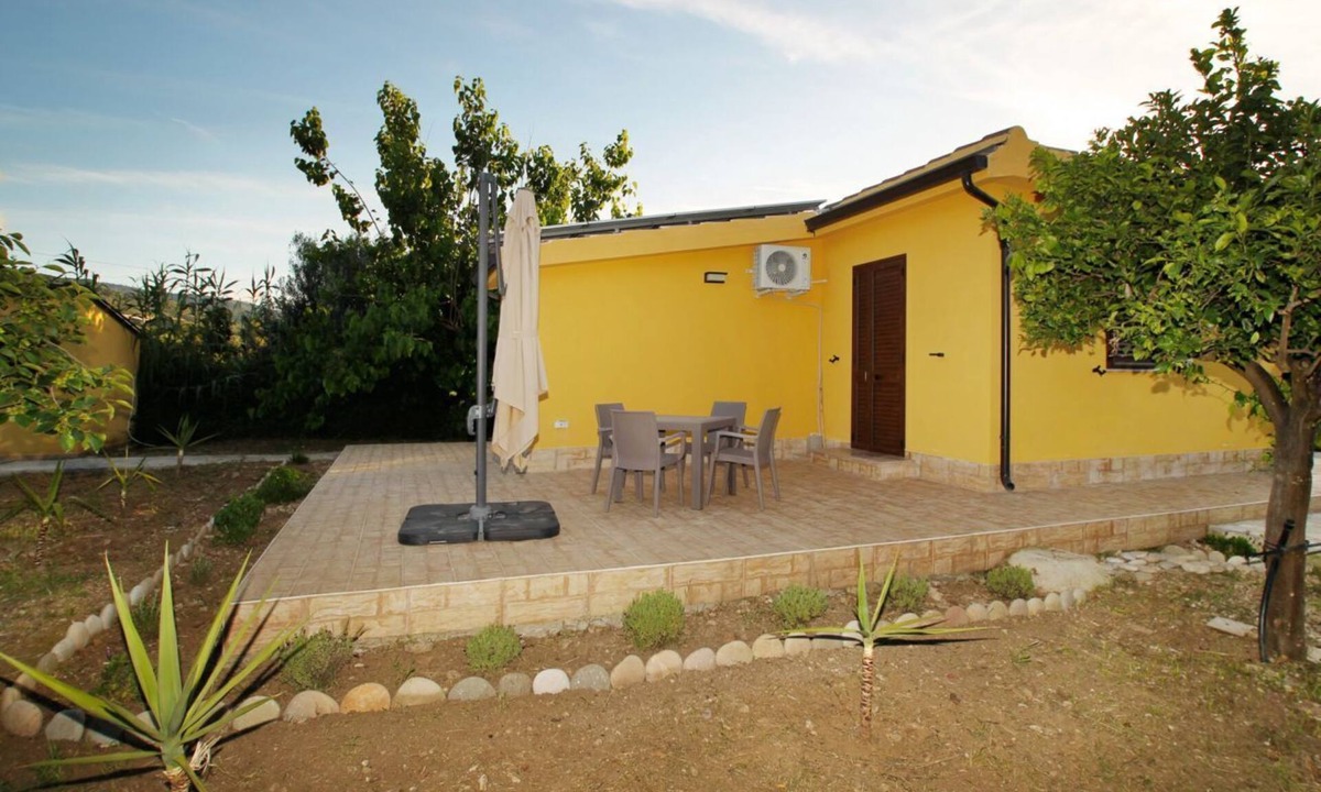 Caronia Apartment | Il Rifugio sul Mare is a small independent house surrounded by a fragrant lemon garden, just 100 meters from the beach.The house includes a fully equipped kitchen, a bathroom, and a cozy double bedroom. Outside, you’ll find a private relaxation area wi