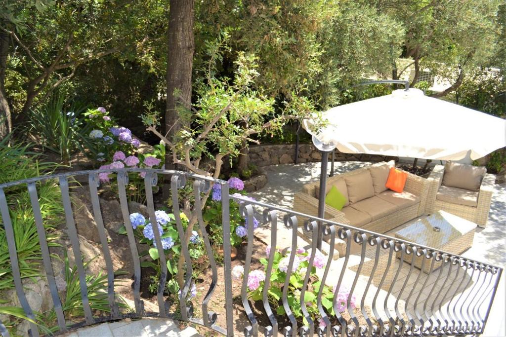 Forio House | Ischia-Forio-Punta Caruso-La Grille du coq-villa 4 il prezzo della villa è riferito all'intero alloggio con il limite delle persone previste n 6