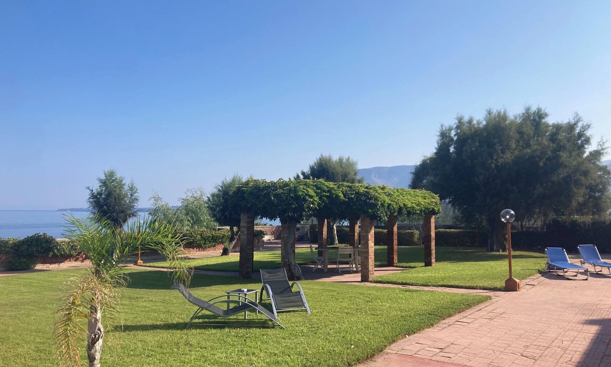 Trappeto Villa | La Magnolia Villa Residence & Rooms/Palermo seafront villa