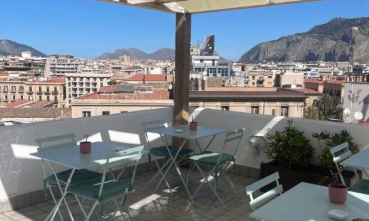 Palermo House | La Terrazza su Palermo : Camera Matrimoniale Deluxe con Vasca