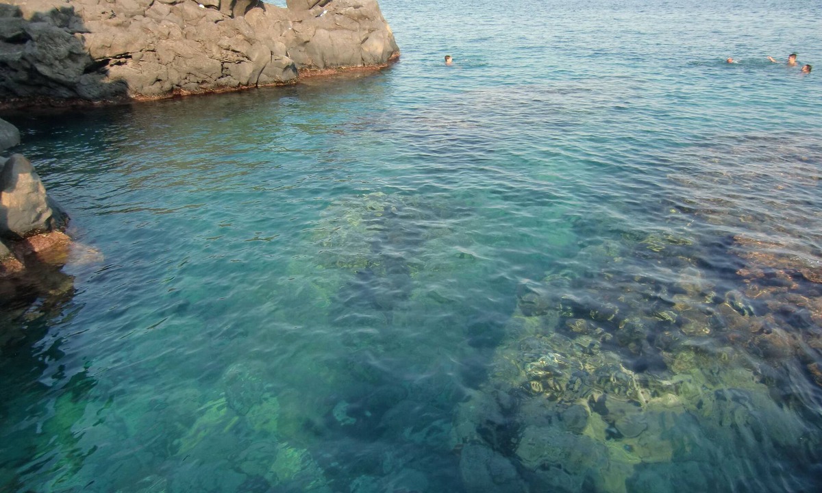 Cannizzaro Apartment | Luxury apartment 100m from the sea for 2-4 people with terrace. Quadrifoglio 3