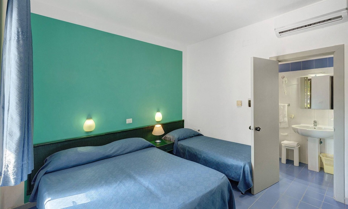 Laura Apartment | Marina Living Rooms – Basic Triple Room with Shared Pool, Wi-Fi and Air Conditioning