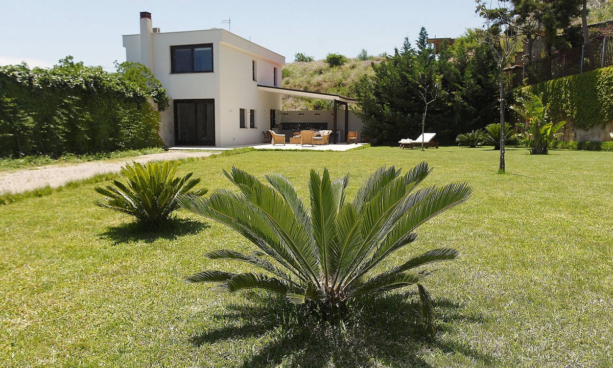 Partanna Villa | Modern cube Villa with garden