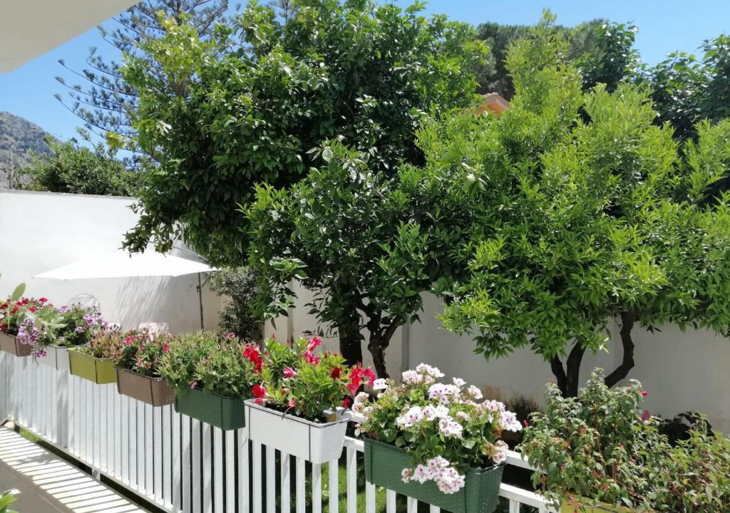 Mondello House | Mondello beach the house with green lawns